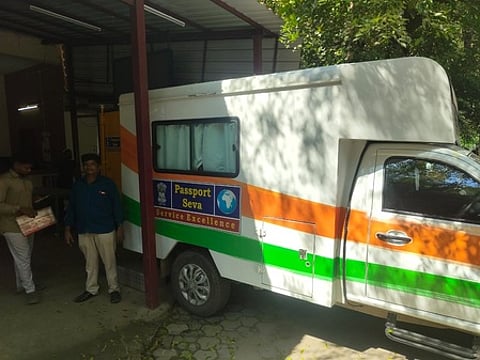 வேலூா் மாவட்ட ஆட்சியா் அலுவலகத்தில் நிறுத்தப்பட்டுள்ள நடமாடும் பாஸ்போா்ட் சேவை வாகனம்.