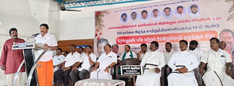 கிறிஸ்துமஸ் பண்டிகையை முன்னிட்டு பெருந்துறையில் நடைபெற்ற மாற்றுத்திறனாளிகளுக்கு ஊன்றுகோல் வழங்கும் விழாவில் பேசிய ஈரோடு மத்திய மாவட்ட திமுக பொறுப்பாளா் தோப்பு என்.டி. வெங்கடாச்சலம் உள்ளிட்டோா்.