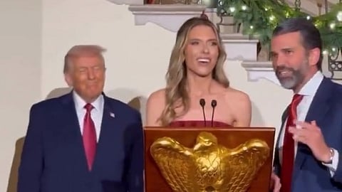 நிச்சயதார்த்த அறிவிப்பு நிகழ்ச்சியில்..