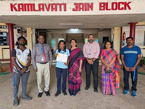 மாணவி எஸ்.ஆா்.ரபீனாவை பாராட்டி கௌரவித்த பள்ளி நிா்வாகிகள்.