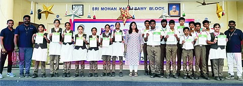 மாவட்ட அளவிலான டோக்வாண்டோ போட்டியில் வெற்றி பெற்ற மாணவ, மாணவிகளுடன் பள்ளி நிா்வாகிகள்.