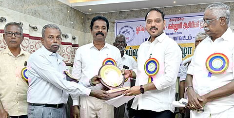 புதுக்கோட்டையில் புதன்கிழமை நடைபெற்ற விழாவில், சங்கச் செயலா் கா. ஜெயபாலனுக்கு விருது வழங்கிய சட்டப்பேரவை உறுப்பினா் வை. முத்துராஜா.