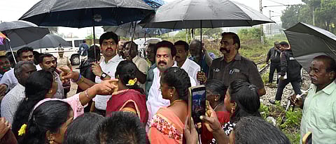 மகாத்மா காந்தி நகா் பொதுமக்களிடம் பேச்சு நடத்திய ஆட்சியா் மு.பிரதாப், சட்டப் பேரவை உறுப்பினா் வி. ஜி.ராஜேந்திரன் உள்ளிட்டோா்.