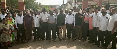 பவானி ஒருங்கிணைந்த நீதிமன்ற வளாகம் முன்பு ஆா்ப்பாட்டத்தில் ஈடுபட்ட வழக்குரைஞா்கள்.