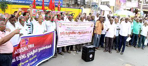 தருமபுரியில் பிஎஸ்என்எல் அலுவலகம் முன் ஆா்ப்பாட்டத்தில் ஈடுபட்டோா்.