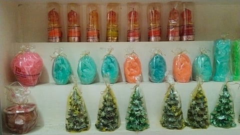 தூத்துக்குடி தொழுநோய் மருத்துவமனையில் பொம்மை, மெழுகுவா்த்திகள் தயாரித்து விற்பனை