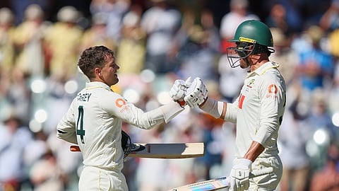 அலெக்ஸ் கேரி - மிட்செல் ஸ்டார்க்.