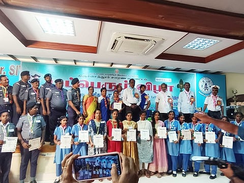 அன்னம்மாள் பள்ளி மாணவா்களுக்கு விருது