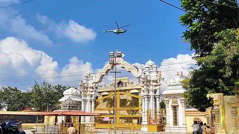 திருப்பதியில் இருந்து வேலூர் ஸ்ரீபுரம் தங்கக் கோயிலுக்கு ஹெலிகாப்டர் மூலம் வந்த குடியரசு தலைவர் திரௌபதி முர்மு.