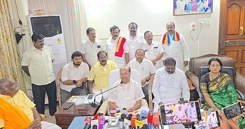 திண்டிவனம் அடுத்துள்ள தைலாபுரம் தோட்டத்தில், புதன்கிழமை நடைபெற்ற பாமக மாநில நிர்வாகக்குழுக் கூட்டத்தில் பங்கேற்றுப் பேசிய அக்கட்சியின் நிறுவனர் மருத்துவர் ச. ராமதாஸ்