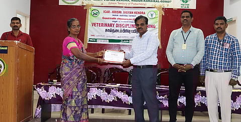 பயிற்சியில் கலந்துகொண்வருக்கு சான்றிதழ் வழங்கிய நிலைய முதல்வா் தி.ராமநாதன்.