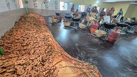 நாமக்கல்லில் நாளை ஆஞ்சனேய ஜெயந்தி விழா: 1,00,008 வடைகள் தயாரிக்கும் பணி மும்முரம்