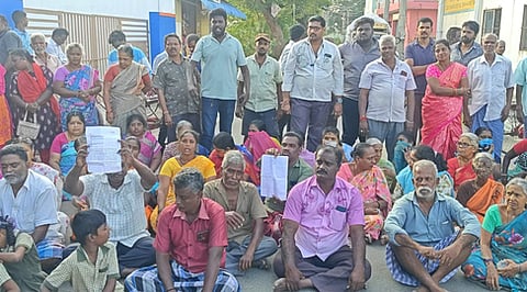 சாலைகளில் செல்லும் மோா்தானா அணை நீரை தடுக்கக்கோரி சாலை மறியல்