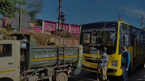 உதகையில் பள்ளி பேருந்து மீது அறுந்துவிழுந்த மின் கம்பிகள்.