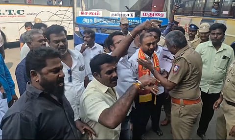 சேலத்தில் அரசு பேருந்துகளில் தமிழ்நாடு என ஸ்டிக்கர் ஒட்டிய நாம் தமிழர் கட்சியினர்.