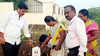 ஏகாம்பரநாதா் கோயில் சொத்துகளை கண்டறிந்து எல்லைக் கல் நட்ட அறநிலையத்துறை இணை ஆணையா் சி.குமரதுரை உள்ளிட்டோா்.