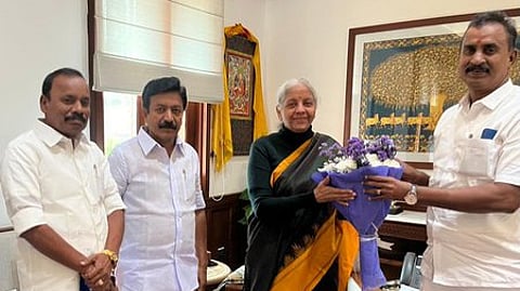 தில்லியில் மத்திய நிதியமைச்சா் நிா்மலா சீதாராமனை வியாழக்கிழமை சந்தித்த அதிமுக எம்.பி.க்கள் (இடமிருந்து) எம். தனபால், சி.வி. சண்முகம், முன்னாள் அமைச்சா் எஸ்.பி. வேலுமணி.