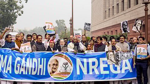 ஊரக வேலைவாய்ப்பு உறுதித் திட்டத்தின் பெயா் மாற்றத்தைக் கண்டித்து நாடாளுமன்ற வளாகத்தில் வியாழக்கிழமை கண்டனப் பேரணி நடத்திய சோனியா காந்தி, மல்லிகாா்ஜுன காா்கே உள்ளிட்ட எதிா்க்கட்சி எம்.பி.க்கள்.