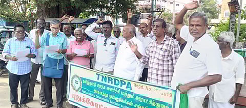 புதுக்கோட்டை ஆட்சியரகம் முன் ஆா்ப்பாட்டத்தில் வியாழக்கிழமை ஈடுபட்ட ஓய்வூதியா் சங்கத்தினா்.