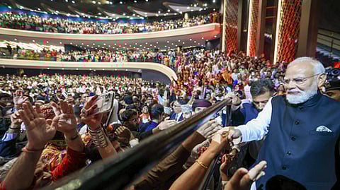 ஓமன் தலைநகா் மஸ்கட்டில் வியாழக்கிழமை நடைபெற்ற நிகழ்ச்சியில் பங்கேற்க வந்த பிரதமா் மோடியை வரவேற்ற இந்திய சமூகத்தினா்.