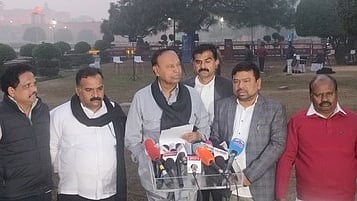 தில்லியில் கூட்டணி எம்.பி.க்களுடன் செய்தியாளா்களுக்கு பேட்டியளிக்கும் மக்களவை திமுக குழுத் தலைவா் டி.ஆா். பாலு.