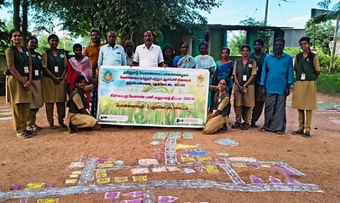 பொன்னமராவதி அருகேயுள்ள காரையூரில் நடைபெற்ற பயிற்சியில் பங்கேற்ற வேளாண் கல்லூரி மாணவிகள்.