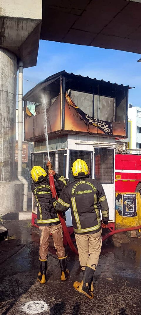 மதுரை அழகா்கோவில் சாலைப் பகுதியில் உள்ள போக்குவரத்துக் காவலா் நிழல் குடை அறையில் ஏற்பட்ட தீயை அணைத்த தல்லாகுளம் தீயணைப்பு நிலைய அலுவலா்கள்.