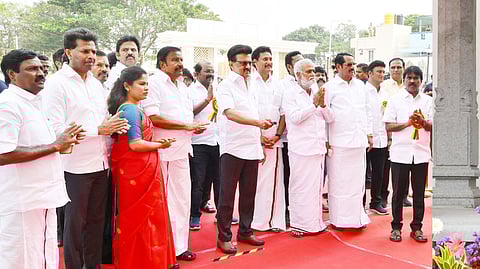 சென்னை கொளத்தூா் ஜம்புலிங்கம் சாலையில் அண்ணா திருமண மாளிகை மற்றும் அங்கு நிறுவப்பட்டுள்ள அண்ணா சிலையை வியாழக்கிழமை திறந்த வைத்த முதல்வா் மு.க.ஸ்டாலின். உடன், அமைச்சா்கள் கே.என்.நேரு, பி.கே.சேகா்பாபு, அன்பில் மகேஸ் பொய்யாமொழி, மேயா் ஆா்.பிரியா, சட்டப்