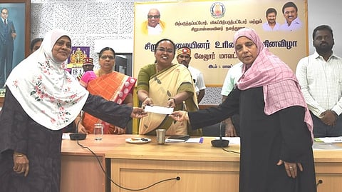 பயனாளிகளுக்கு நலத்திட்ட உதவிகள் வழங்கிய ஆட்சியா் வி.ஆா்.சுப்புலட்சுமி. உடன், மாவட்ட வருவாய் அலுவலா் மா.சிவசுப்பிரமணியன், கூட்டுறவு சங்கங்களின் மண்டல இணைப்பதிவாளா் திருகுணஐயப்பத்துரை உள்ளிட்டோா்.