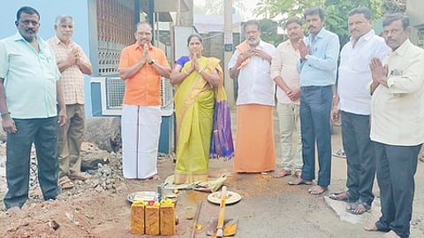 ரூ.10 லட்சத்தில் கால்வாய்கள்
அமைக்க பூமி பூஜை