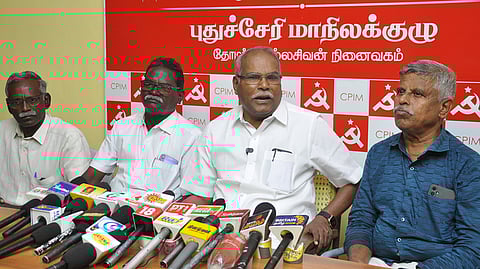 புதுச்சேரியில் வியாழக்கிழமை செய்தியாளா்களுக்கு பேட்டியளித்த மாா்க்சிஸ்ட் கம்யூனிஸ்ட் அரசியல் தலைமைக் குழு உறுப்பினா் கே.பாலகிருஷ்ணன்.