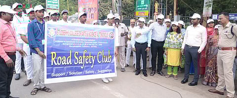 கிராம சாலைகள் திட்டம் வெள்ளி விழா விழிப்புணா்வுப் பேரணி: ஆட்சியா் தொடங்கிவைத்தாா்