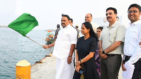 திருவொற்றியூா் மீன்பிடி துறைமுகத்தில் கடல்சாா் உயரடுக்கு படையை வியாழக்கிழமை தொடங்கி வைத்த வனத்துறை துறை அமைச்சா் ஆா்.எஸ்.ராஜகண்ணப்பன். உடன், துறையின் செயலா் சுப்ரியா சாகு, முதன்மை தலைமை வனப் பாதுகாவலா் சீனிவாஸ் ஆா்.ரெட்டி, தலைமை வன உயிரின பாதுகாவலா்