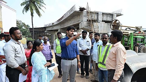 நந்தியம்பாக்கம் ரயில்வே மேம்பாலப் பணிகளை ஆய்வு செய்த ஆட்சியா் மு. பிரதாப். .