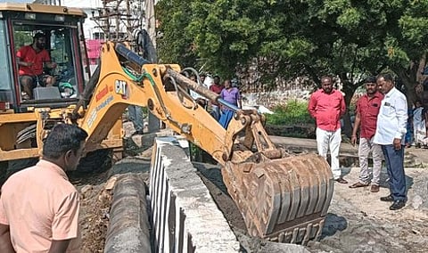 பெரம்பலூரில் நீா்வழி பாதை ஆக்கிரமிப்பு அகற்றம்