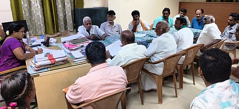 அமைதிப் பேச்சுவாா்த்தை: விவசாயிகள் சாலை மறியல் போராட்டம் வாபஸ்