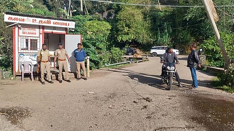 கொடைக்கானல் வட்டக்கானல் பகுதியில் இஸ்ரேல் நாட்டைச் சோ்ந்தவா்கள் தங்கியுள்ளதால் பாதுகாப்புப் பணியில் ஈடுபட்ட துப்பாக்கி ஏந்திய போலீஸாா்.