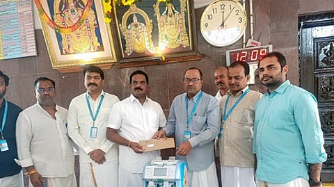 திருச்சானூா் கோயிலுக்கு பணம்
எண்ணும் இயந்திரம் நன்கொடை