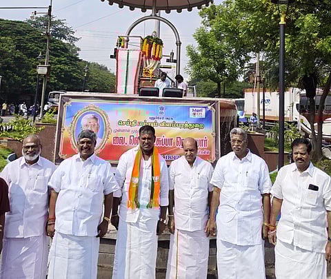 முன்னாள் முதல்வா் வெங்கடசுப்பா ரெட்டியாரின் சிலைக்கு மாலை அணிவித்து மரியாதை செலுத்திய மாநில காங்கிரஸ் தலைவா் வெ. வைத்திலிங்கம் உள்ளிட்ட அக்கட்சியினா்.