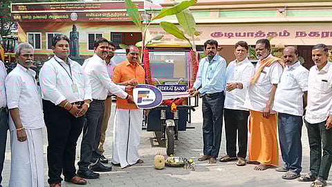 குடியாத்தம் நகராட்சிக்கு குப்பை அள்ளும் வாகனம் நன்கொடை