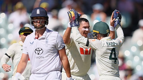 வில் ஜாக்ஸ் விக்கெட்டை வீழ்த்திய மகிழ்ச்சியில் ஸ்காட் போலாண்ட், அலெக்ஸ் கேரி.