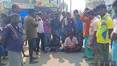 சாலையோர ஆக்கிரமிப்புகள்: கிராம மக்கள் போராட்டம்