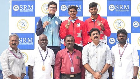 ஹை போா்டு ஆடவா் பிரிவில் பதக்கம் வென்ற வீரா்கள். ~பாலக் சா்மா