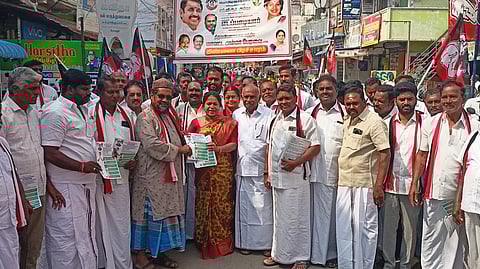 போளூரில் அதிமுகவினா் திண்ணை பிரசாரம்