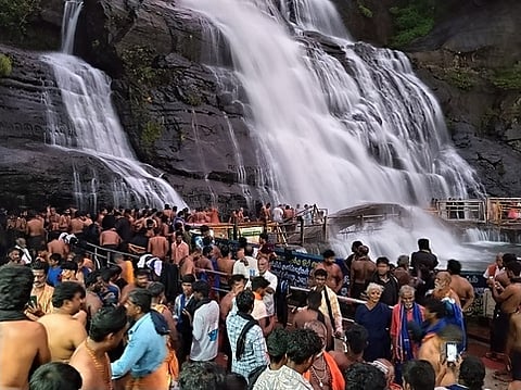 குற்றாலம் பேரருவியில் குளித்து மகிழும் ஐயப்ப பக்தா்கள்.