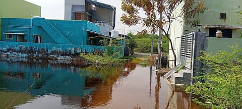 குடியிருப்புகளை சூழ்ந்துள்ள மழைநீரை விரைவாக வெளியேற்ற கோரிக்கை