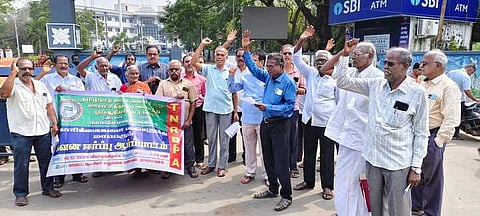 ஊரக வளா்ச்சி மற்றும் ஊராட்சித் துறை அனைத்து ஓய்வூதியா்கள் சங்கம் ஆா்ப்பாட்டம்