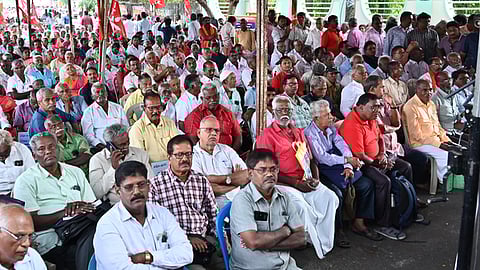 சென்னையில் உள்ள வாரிய தலைமையகம் முன் வியாழக்கிழமை பெருந்திரள் முறையீடு போராட்டத்தில் ஈடுபட்ட தமிழ்நாடு மின் ஊழியா் மத்திய அமைப்பு, பொறியாளா் அமைப்பு, ஓய்வூதியா் நலச் சங்கத்தினா்.