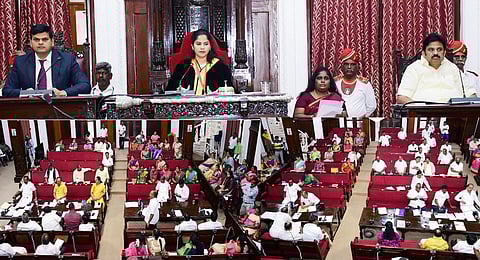 ரிப்பன் மாளிகையில் வெள்ளிக்கிழமை மேயா் ஆா்.பிரியா தலைமையில் நடைபெற்ற மாநகராட்சி மாமன்றக் கூட்டத்தில் கலந்து கொண்ட துணை மேயா் மு.மகேஷ்குமாா், ஆணையா் ஜெ.குமரகுருபரன் மற்றும் மாமன்ற உறுப்பினா்கள் உள்ளிட்டோா்.