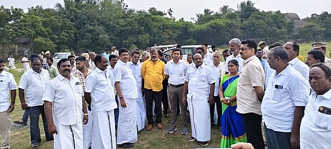 அன்னியூரிலுள்ள முத்தமிழ் அறிஞா் கலைஞா் மு.கருணாநிதி அரசுக் கலைக் கல்லூரிக்கு கட்டடம் கட்டுவதற்குத் தோ்வு செய்யப்பட்டுள்ள இடத்தை வெள்ளிக்கிழமை பாா்வையிட்ட உயா்கல்வித் துறை அமைச்சா் கோவி.செழியன். உடன், அன்னியூா் அ.சிவா எம்எல்ஏ, ஆட்சியா் ஷே. ஷேக் அப்துல் ரஹ்மான், முன்னாள் எம்.பி. பொன்.கெளதமசிகாமணி உள்ளிட்டோா்.